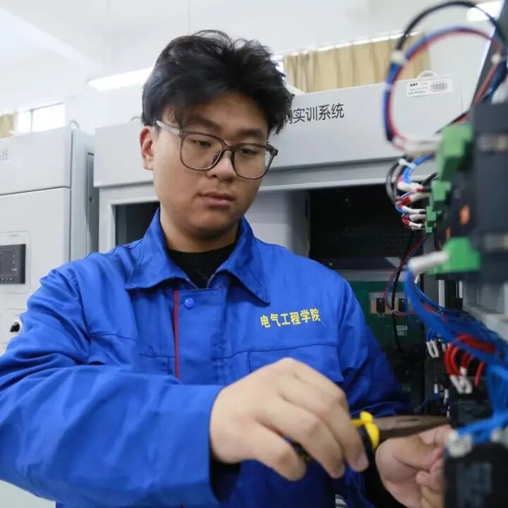 向上的力量 | 田埂上长大的他，如今成为中国大学生自强之星