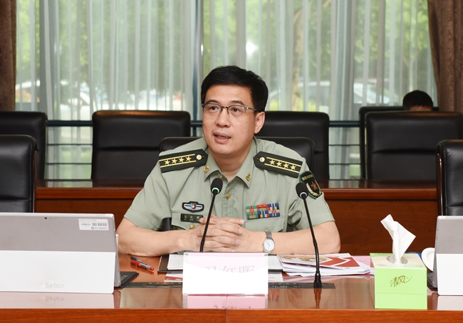 南京警备区司令员马红晖一行来我校调研征兵工作