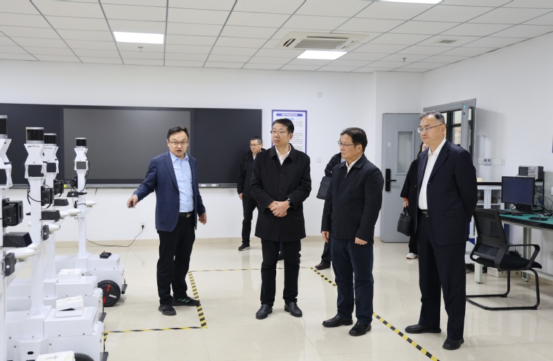 参观物联网工程学院 参观物联网工程学院